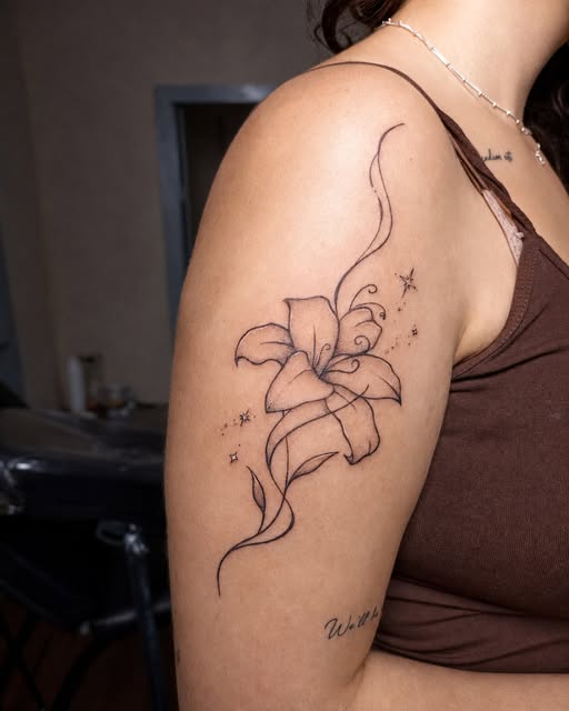 Tatuagem floral feita por Lucas Gonçalves