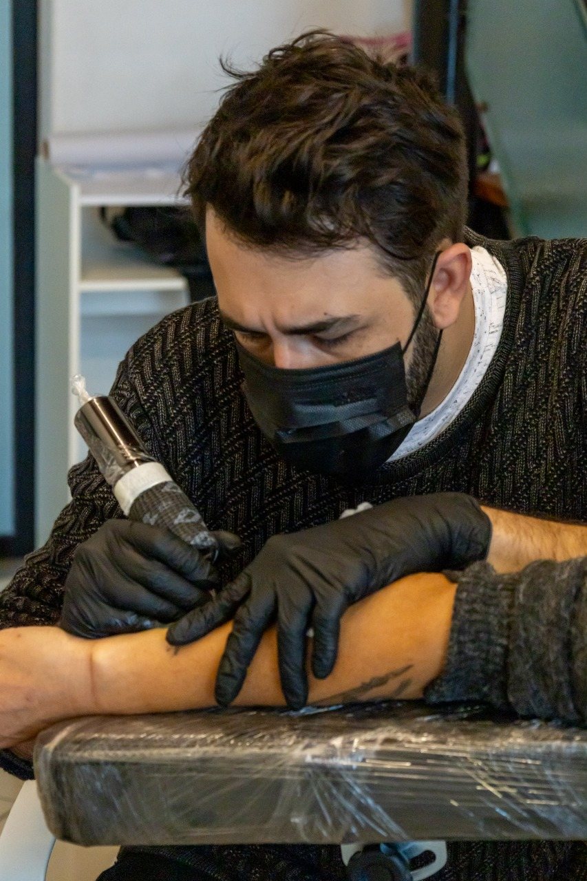 Lucas Gonçalves tatuando na Casa Auni